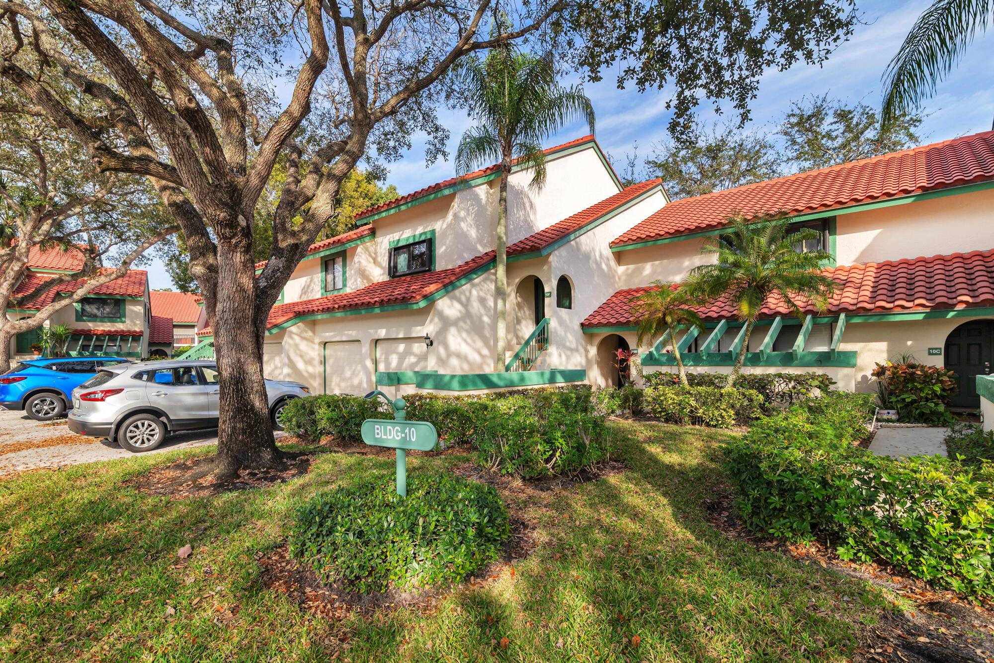 Updated in a timeless coastal style, this 2 bedroom, 2 bath condominium in Lexington Green at PGA National is perfect for the Florida Lifestyle.