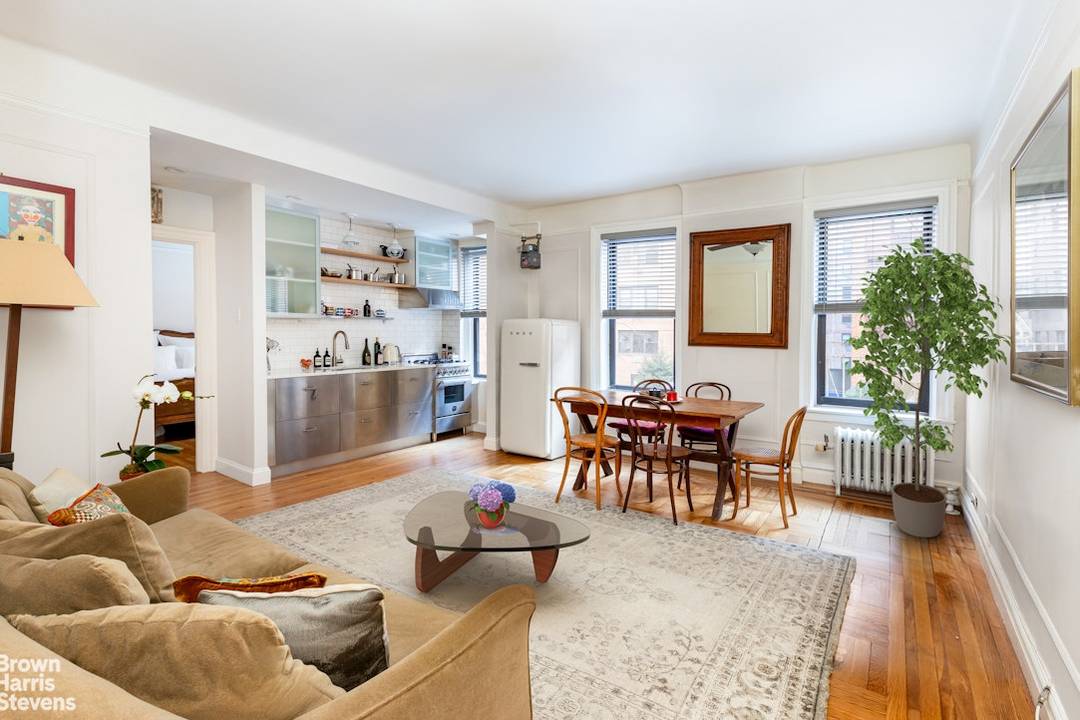 Renovated One Bed Classic Modern Residence 2D is a bright, well proportioned one bedroom with lovely views that strikes a balance between original character and modern upgrades.