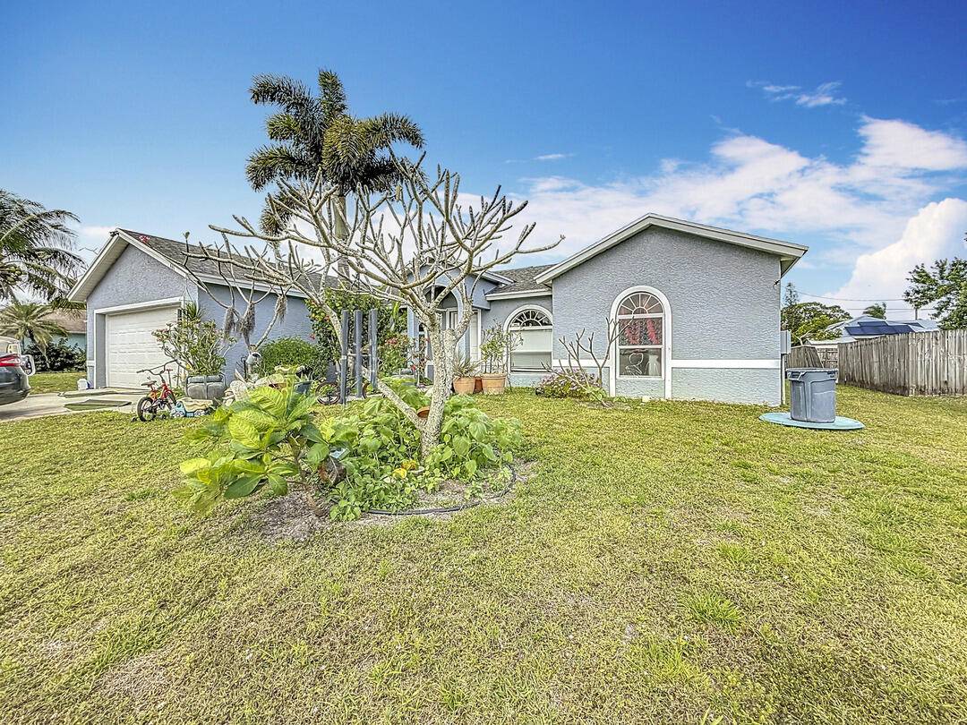 3 Bedroom 2 bathroom PLUS Den located in the heart of Port St Lucie !