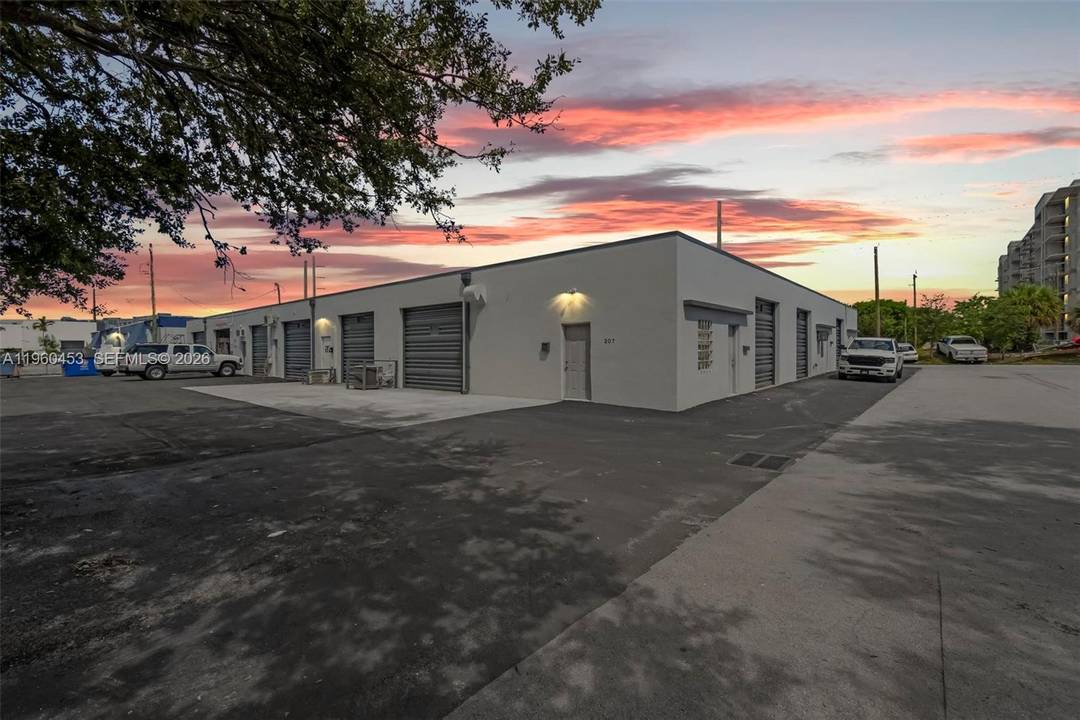 RARE SMALL BAY WAREHOUSE FOR SALE 201 215 SW 21st in Ft.
