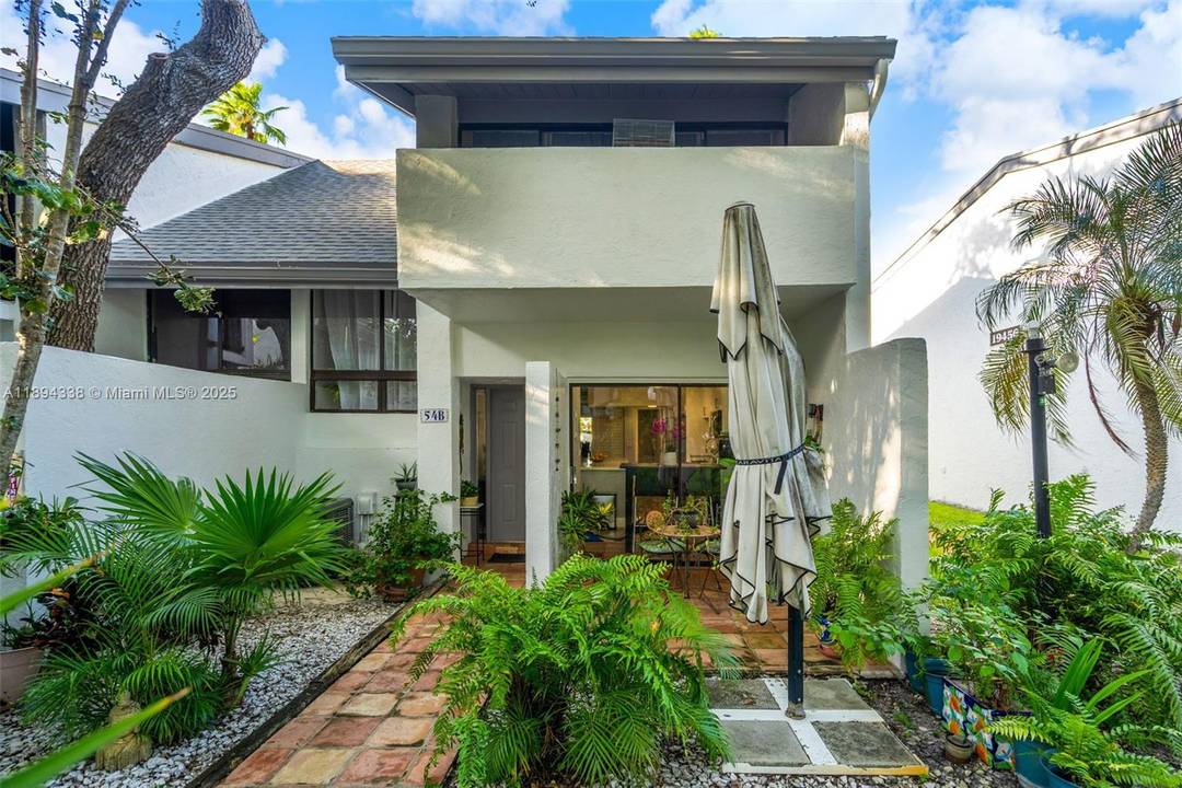 Fully Remodeled Corner Unit in Gated Community Prime Aventura Location !