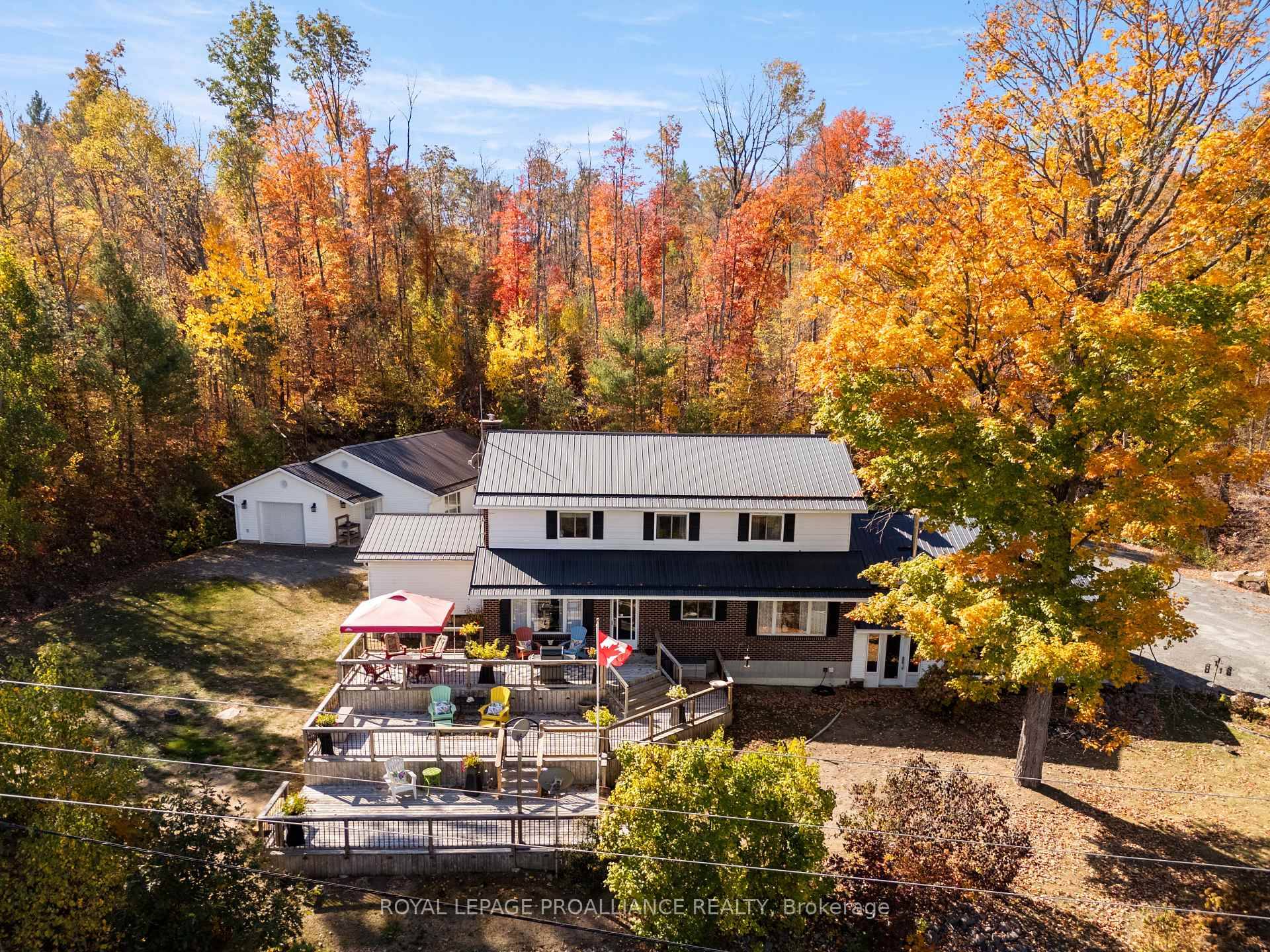 TRIPLE CAR GARAGE, MULTIGENERATIONAL LIVING, AND 4, 900 SQUARE FEET OF LIVING SPACE Welcome to 17276 Highway 41 in Addington Highlands, a rare opportunity to own a spacious and meticulously ...