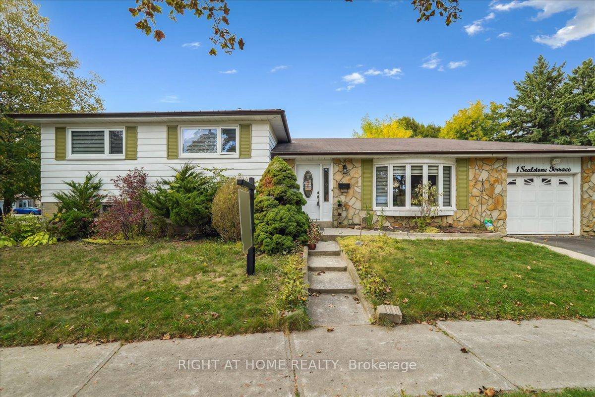 Well Maintained Sidesplit in Prime Location !