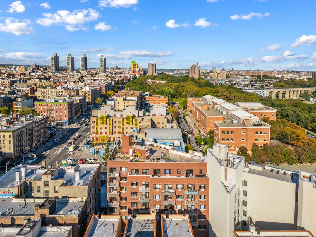 Welcome to this exquisite 1 bedroom flexible 2 bedroom, 2 bathroom condo at Edgecombe Parc in Washington Heights.