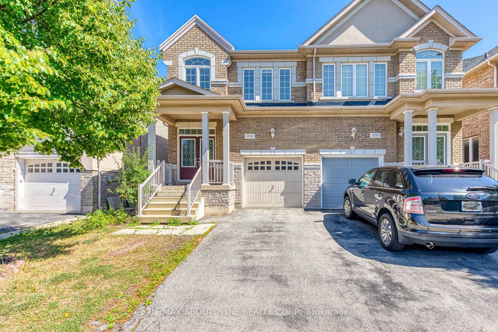 Immaculate 3 Bedroom Semi Detached for Lease in Joshua Creek !