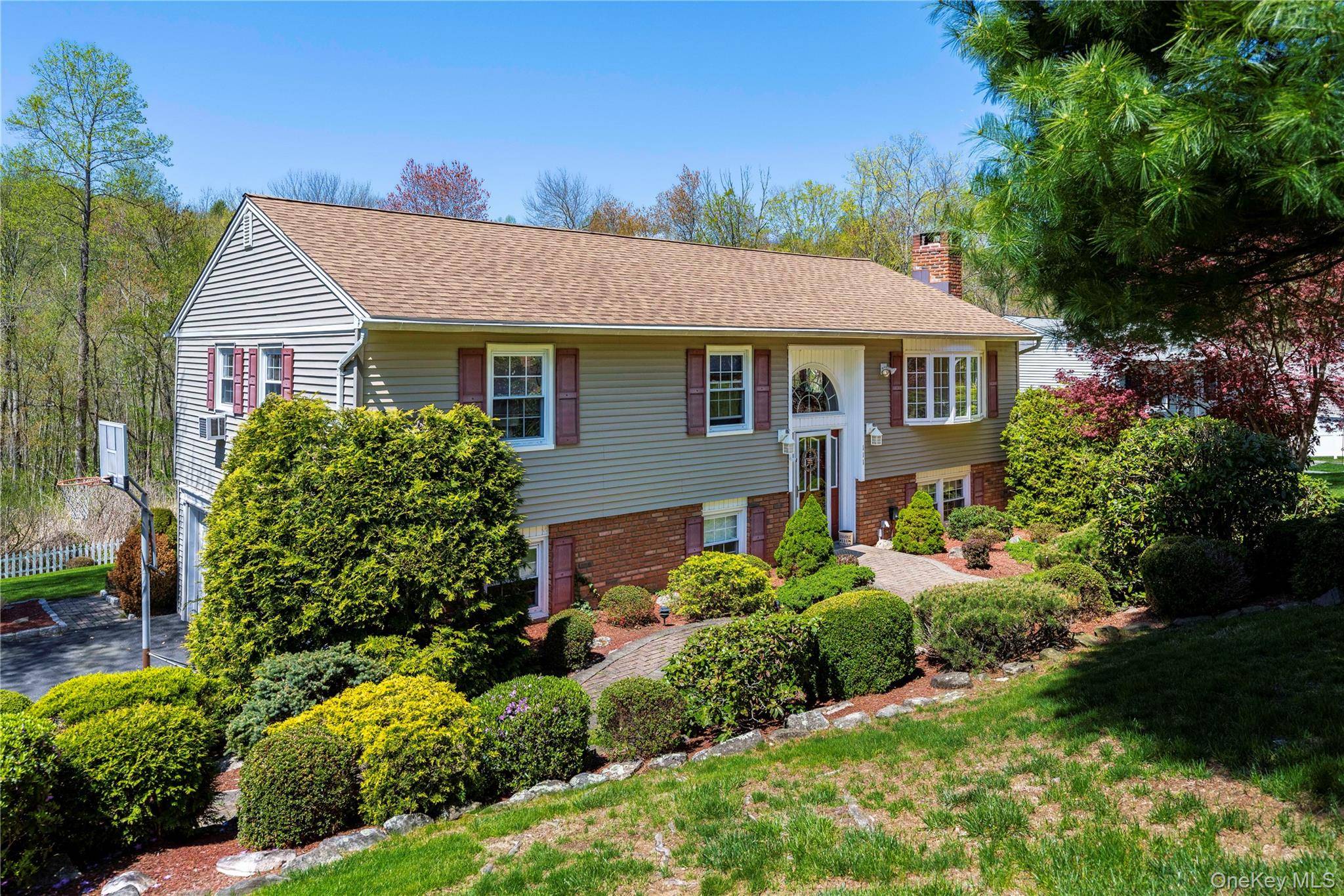 Welcome to this beautifully maintained home offering comfort, space, and versatility for today s lifestyle.