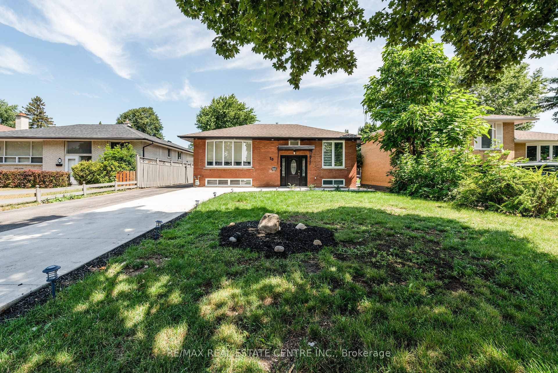Fully Furnished with Internet Included Beautiful and Spacious Detached Bungalow with 4 Bedrooms, Renovated Washrooms, Hardwood Floors, Huge Size Lot, Pot Lights, Detach Car Garage, Large Deck, Extra Wide Driveway ...