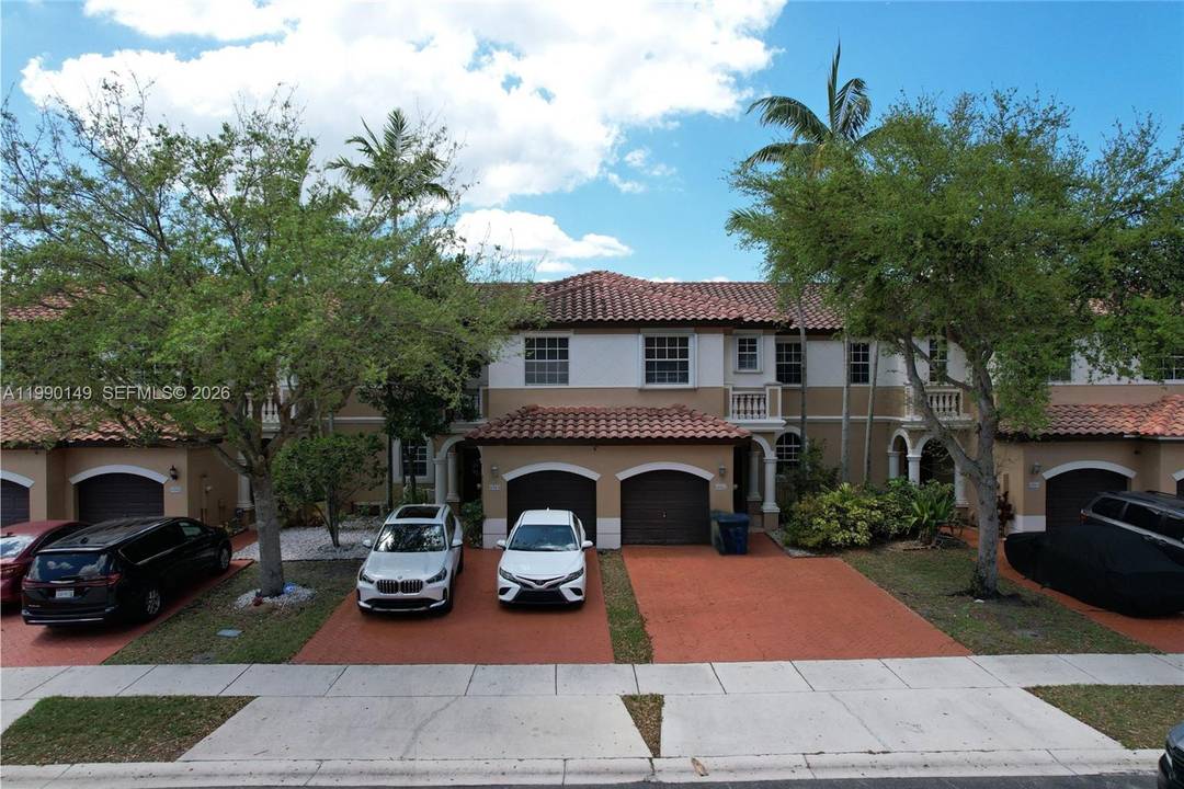 Beautiful 3BR 2. 5BA home with 1 car garage located in the gated community of Bellagio at Vizcaya in Miramar.