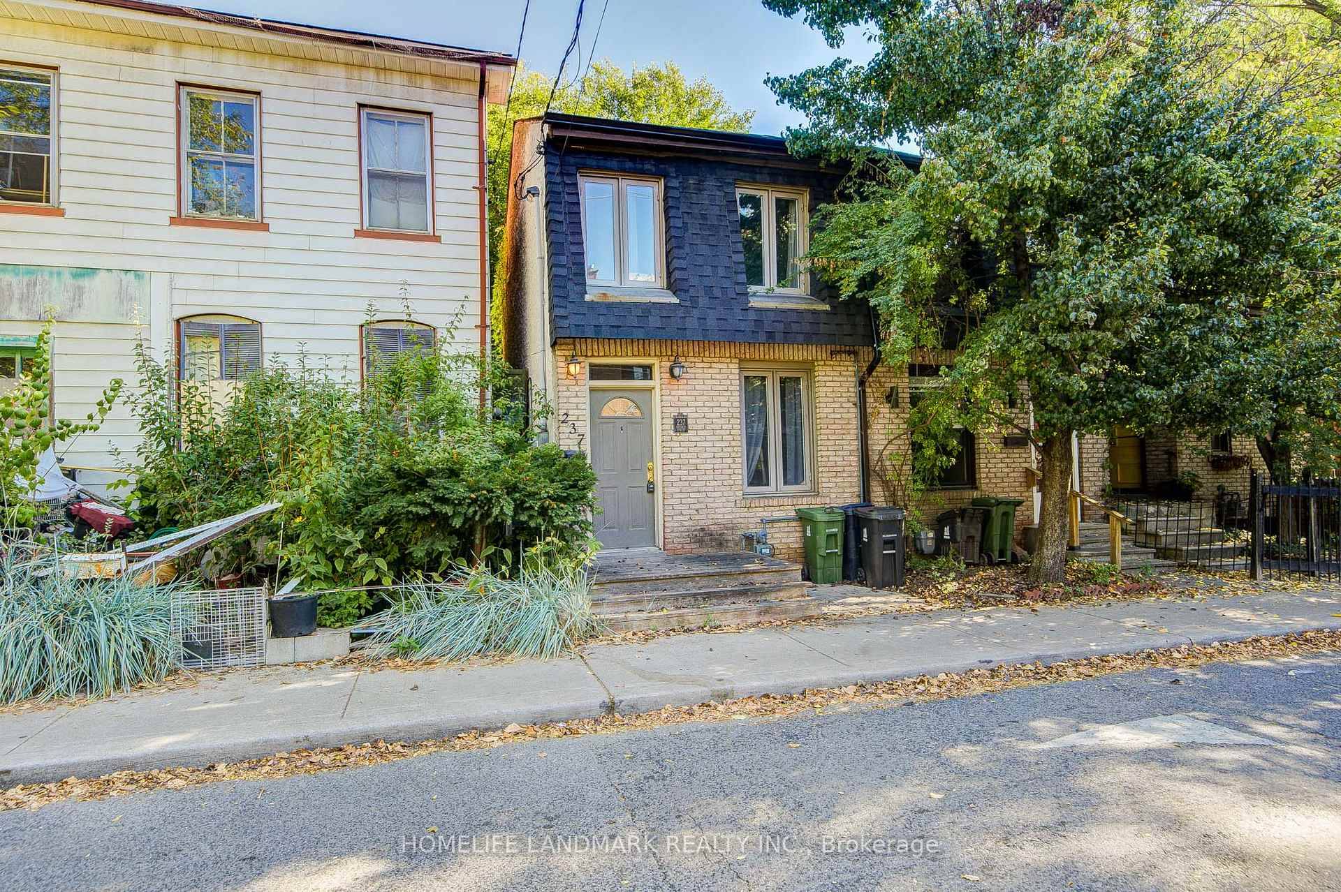 Great Condition Townhouse In Central Downtown Location !
