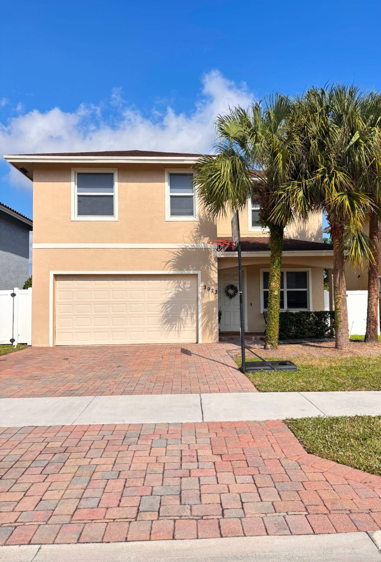 Wow ! This beautiful 4 Bedroom Pool home is ready for you !
