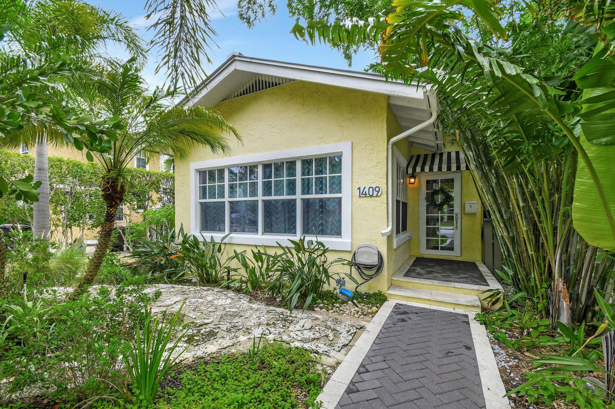 Welcome to this charming fully furnished house with guest cottage !