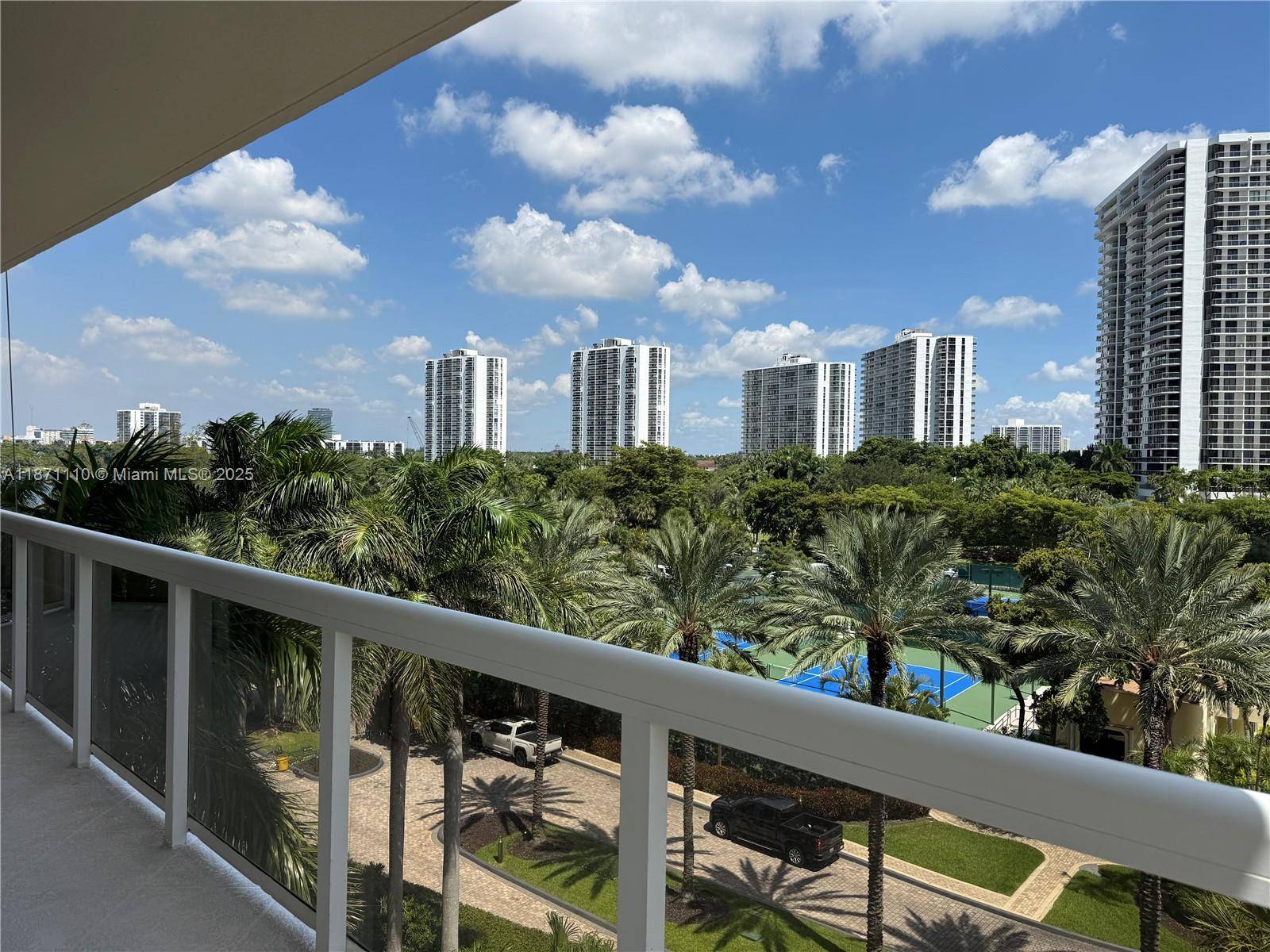 Discover this beautiful condo situated in one of Aventura s most desirable communities, just steps from the renowned golf course.