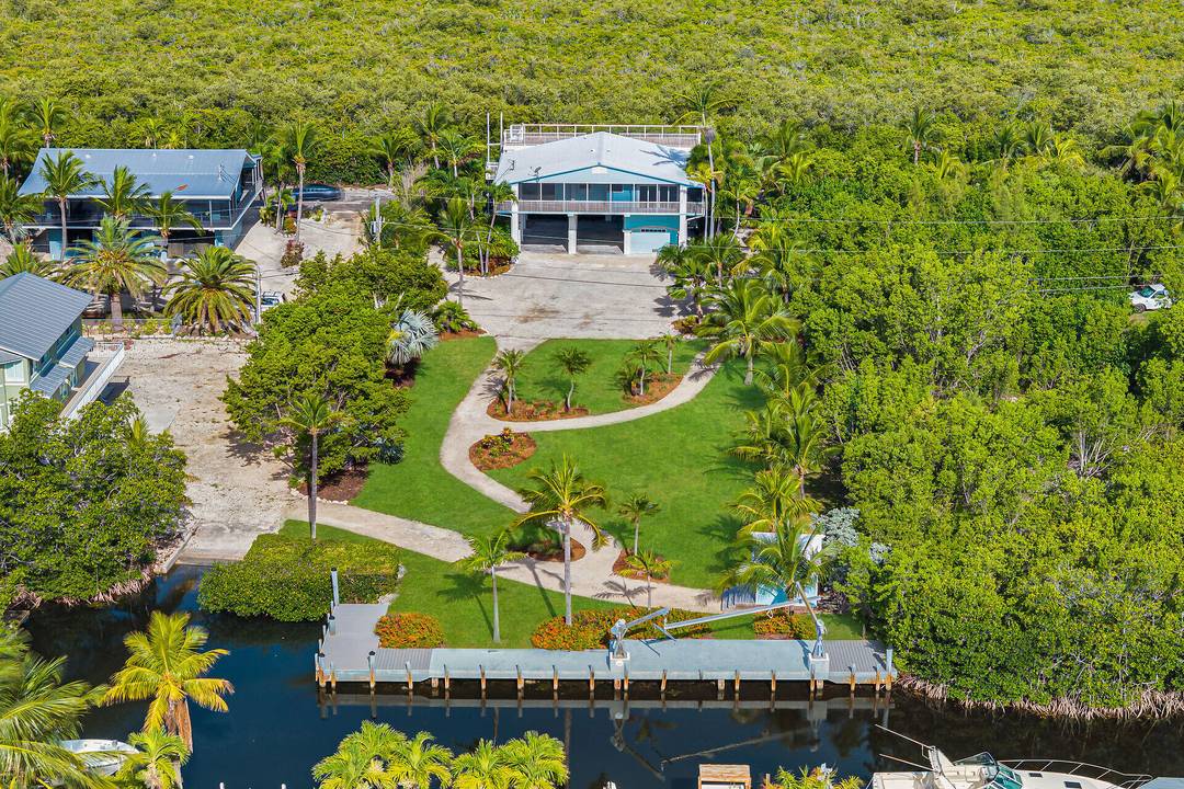 Welcome to Paradise ! this home sits on almost 3 4 of an acre along a direct access canal with 100 ft of waterfront, a turning basin and neighborhood only ...
