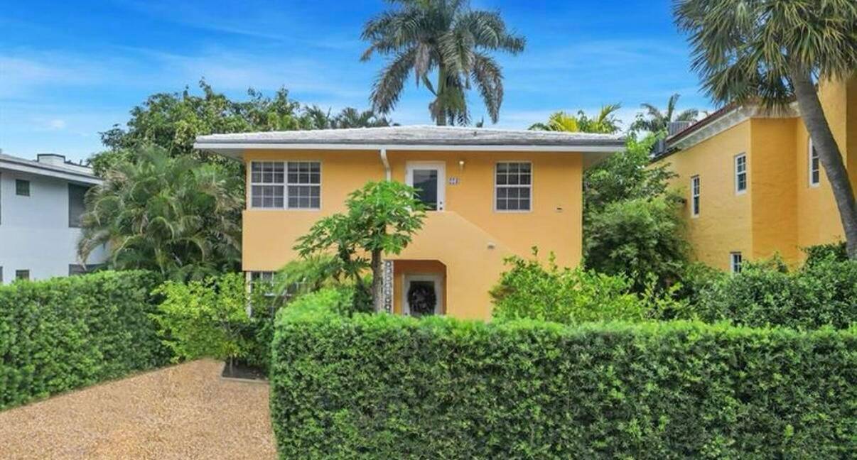 This charming 2 bedroom, 1 bathroom apartment offers the perfect blend of comfort and convenience.