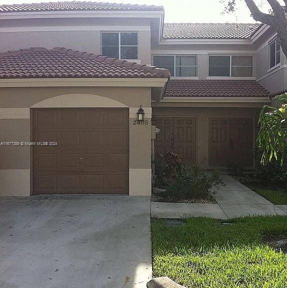 Lakefront Townhouse in Pembroke Pines 2 bed, 2 bath upstairs guest half bath downstairs.