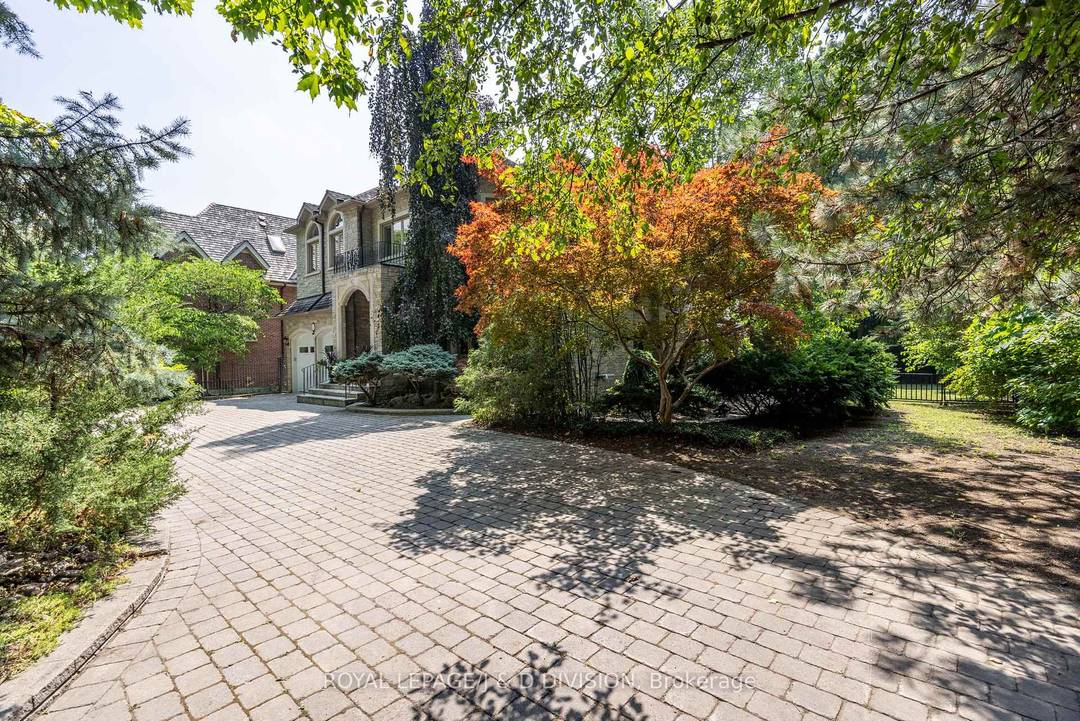 Custom built residence in the prestigious Hoggs Hollow neighbourhood, on a quiet, non through street.