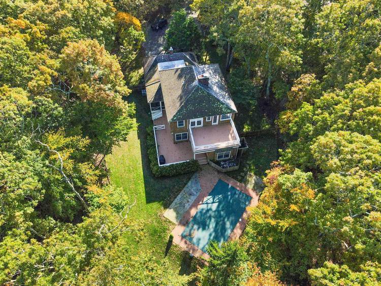 Easy Brezzy Traditional Home in Amagansett-north