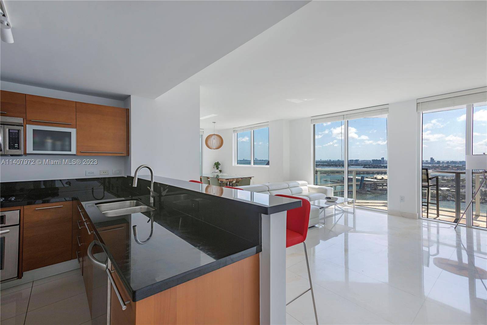 Spectacular 2 bed 2 bath luxury condominium in the heart of downtown Miami with direct views of Biscayne Bay, Miami Beach, and Key Biscayne.