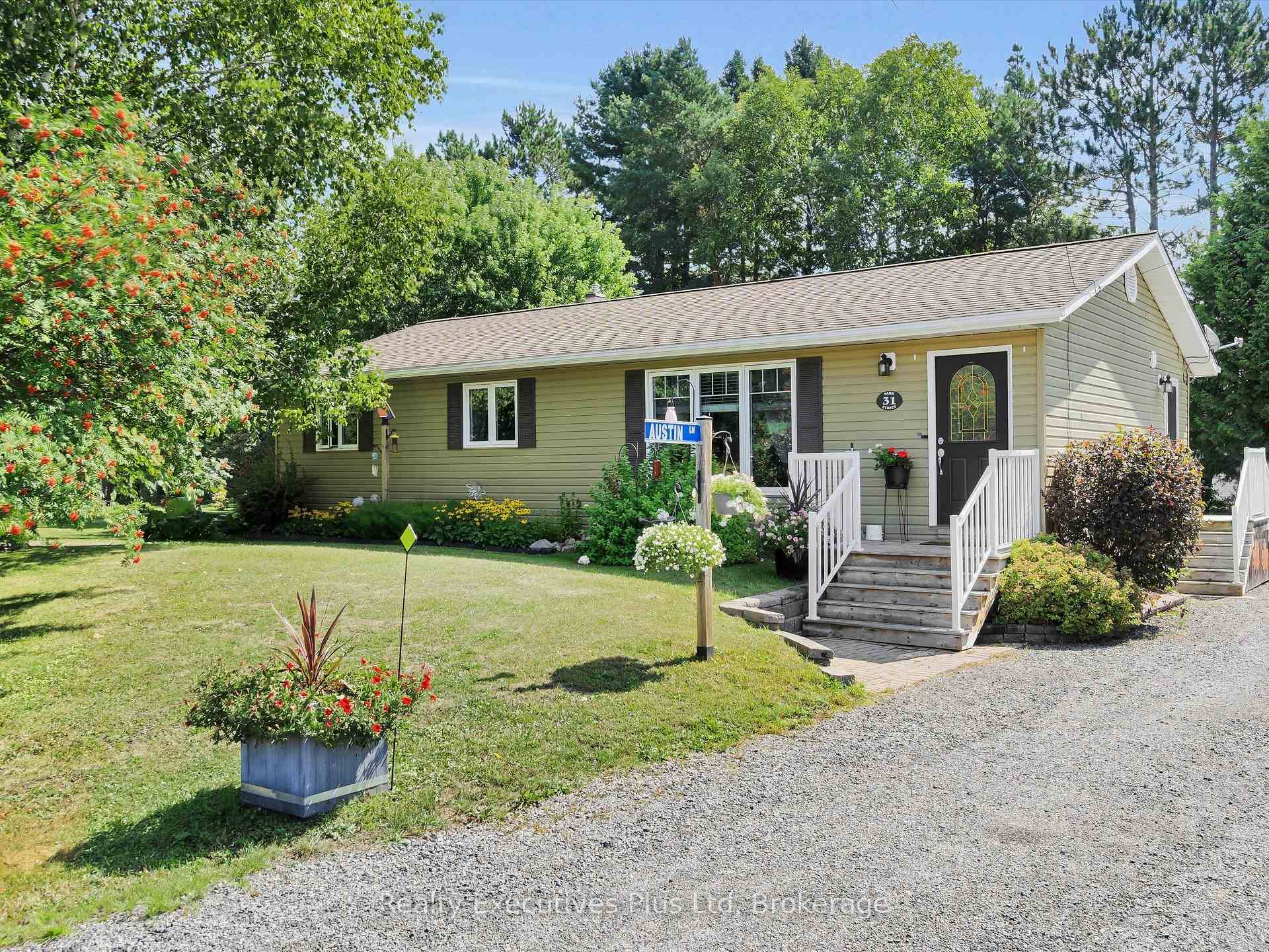 Wow, welcome to this amazing home located within walking distance to the local doctor, dentist and primary school.
