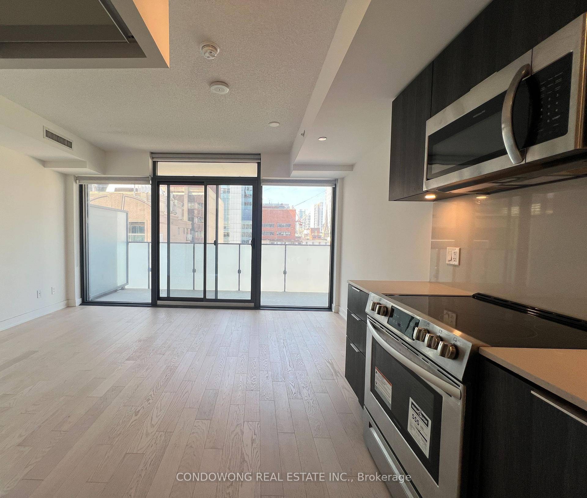 Welcome to Yonge Rich ! Experience unparalleled luxury high above the city, floor to ceiling windows and open concept kitchen.
