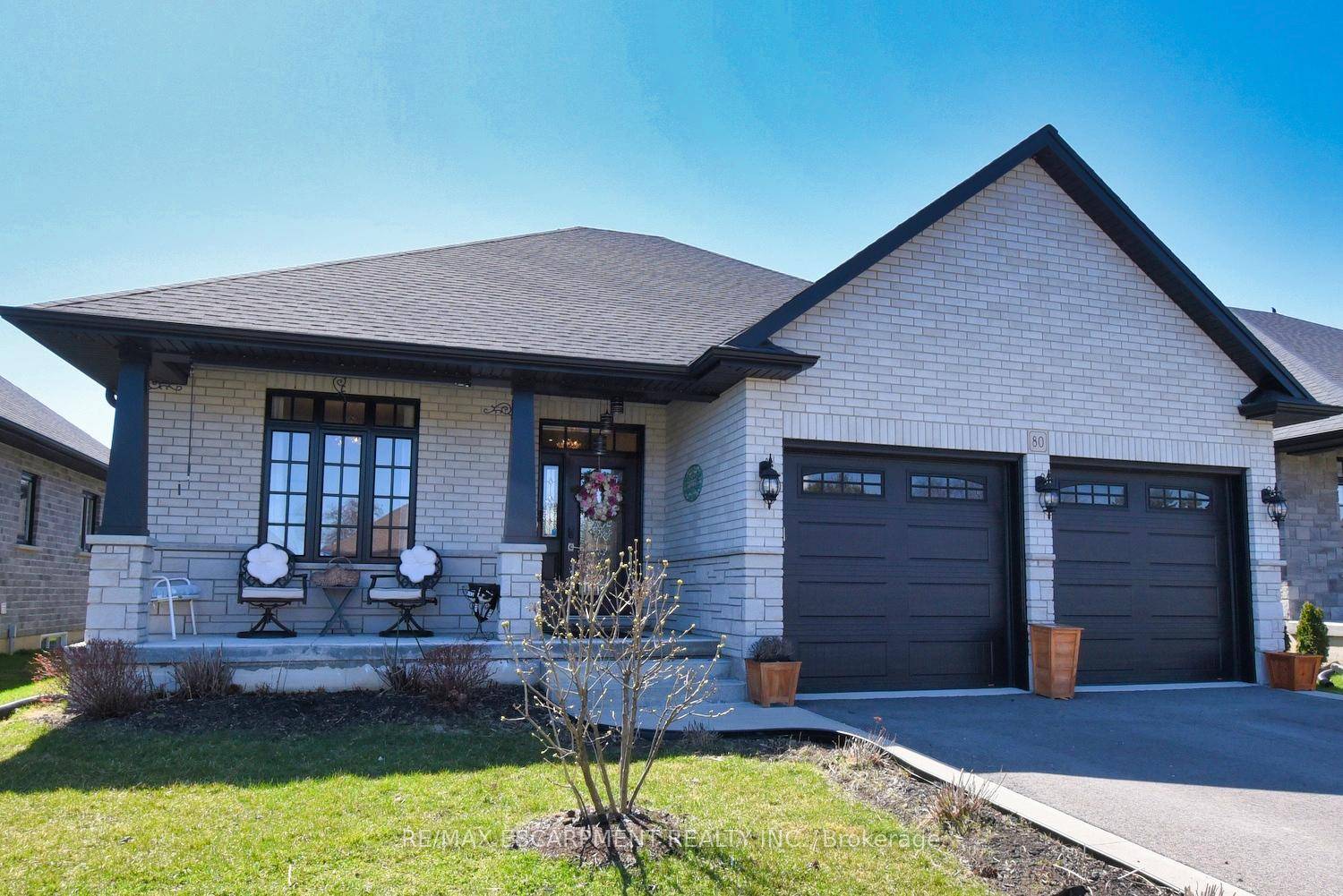 Just a few minutes walk from the sandy beaches of Lake Erie, this remarkable modern bungalow blends luxury finishes, smart design and an unbeatable setting.
