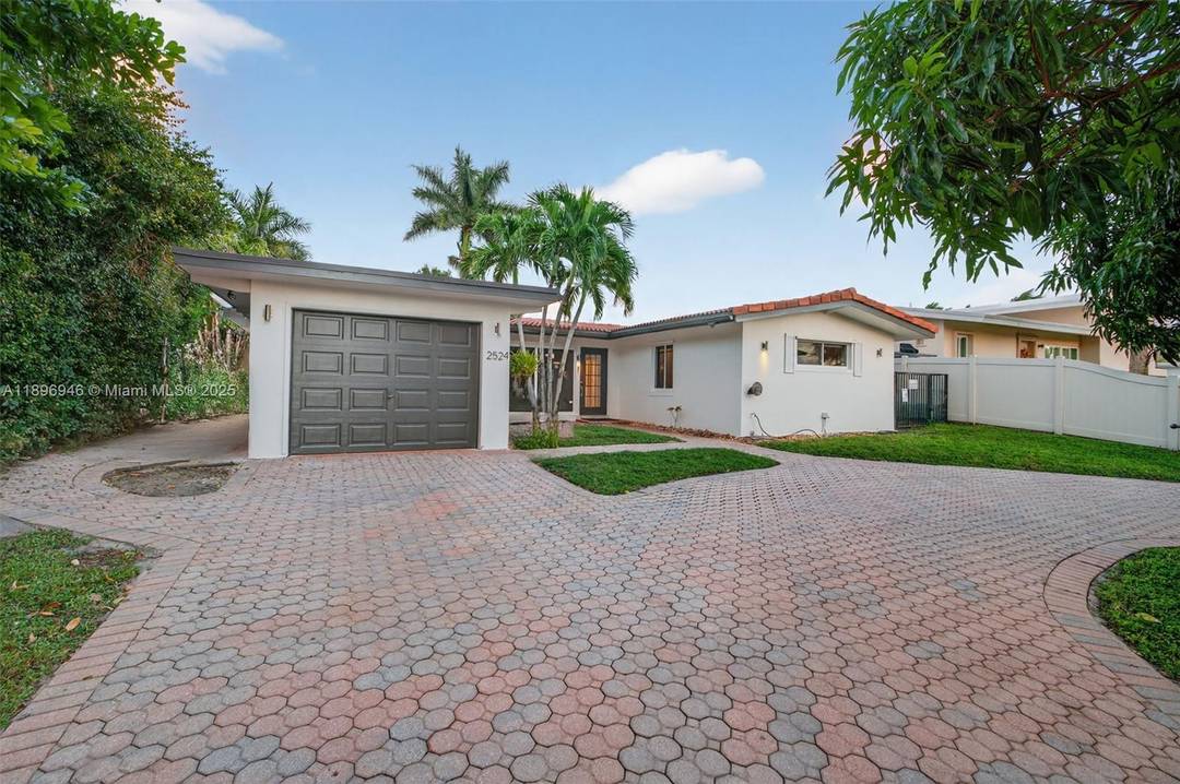 Waterfront paradise in sought after Riverland Isles.
