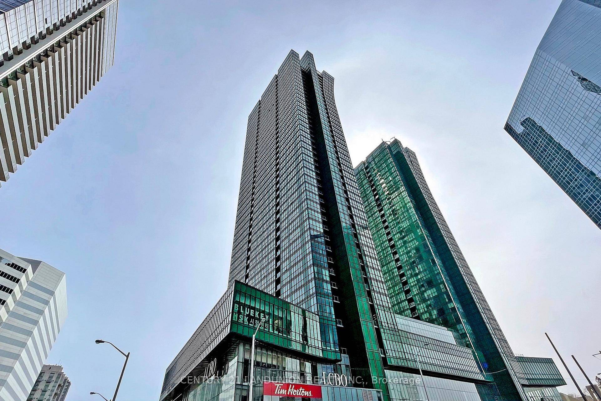Sun Filled Luxurious Rear Corner Unit With Fantastic Breathtaking Panoramic View Of South Cn Tower And Lake.
