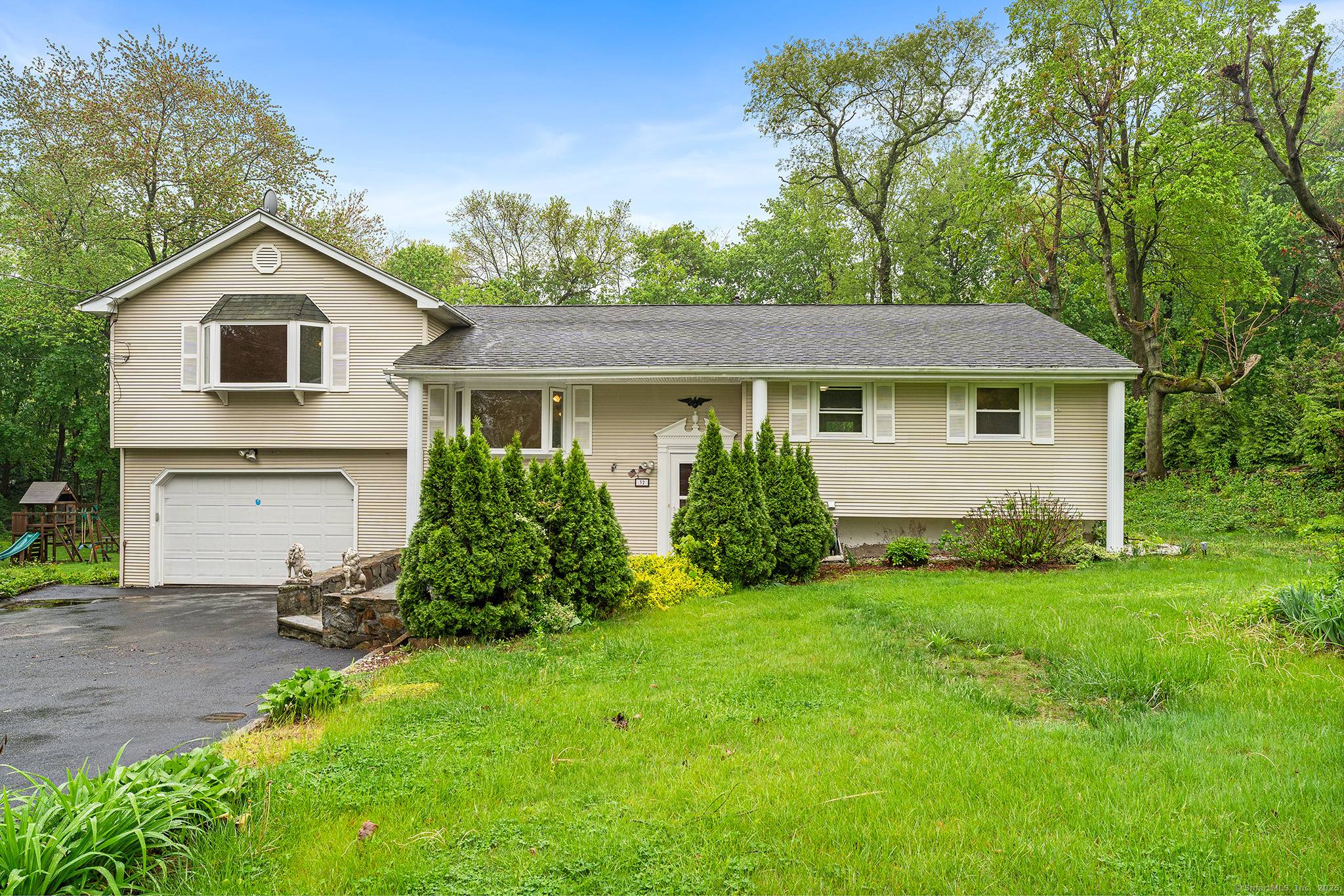 Space value intersect in a supremely strollable neighborhood in the heart of Trumbull !