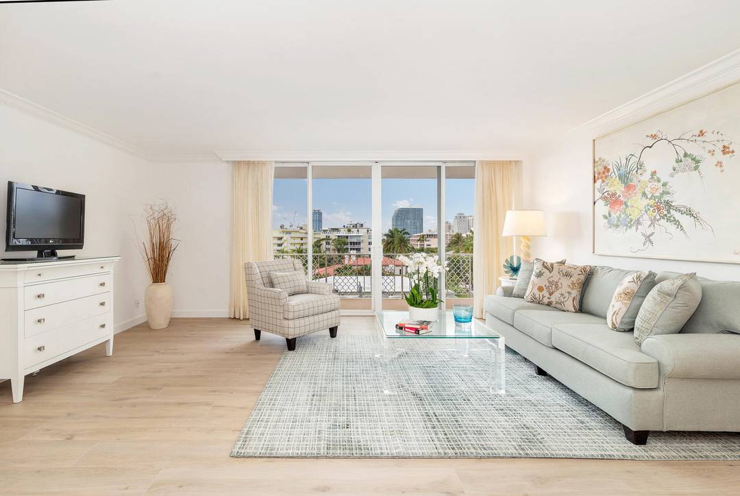 Beautiful newly renovated 2 bedroom 2bath on top floor at the Island House.