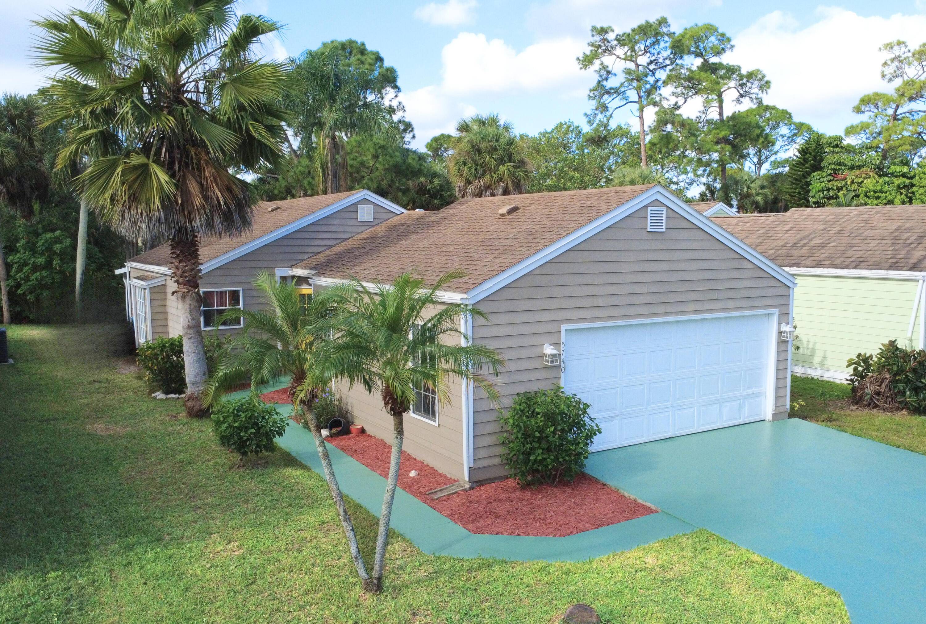 Welcome to this charming and spacious 2 bedroom, 2 bath home with a 2 car garage in Victoria Woods.