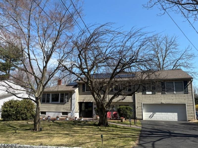 Located on a private cul de sac street in the heart of Pleasantdale, this spacious 6 bedroom 5 bath home is perfect for both living and entertaining.