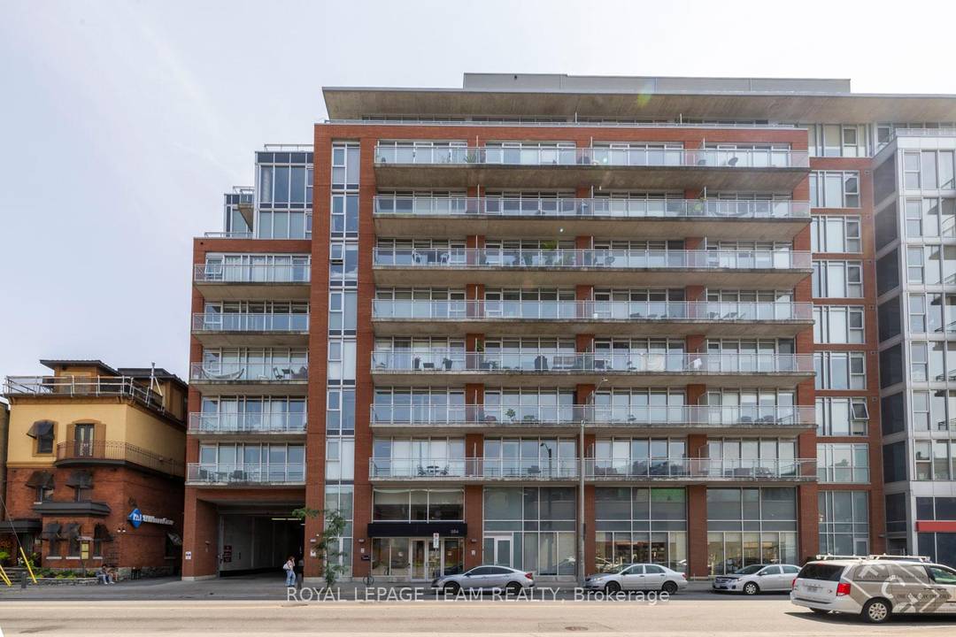 Welcome to Unit 514 at 354 Gladstone an excellent fully furnished rental in one of Centretown's most vibrant boutique buildings.