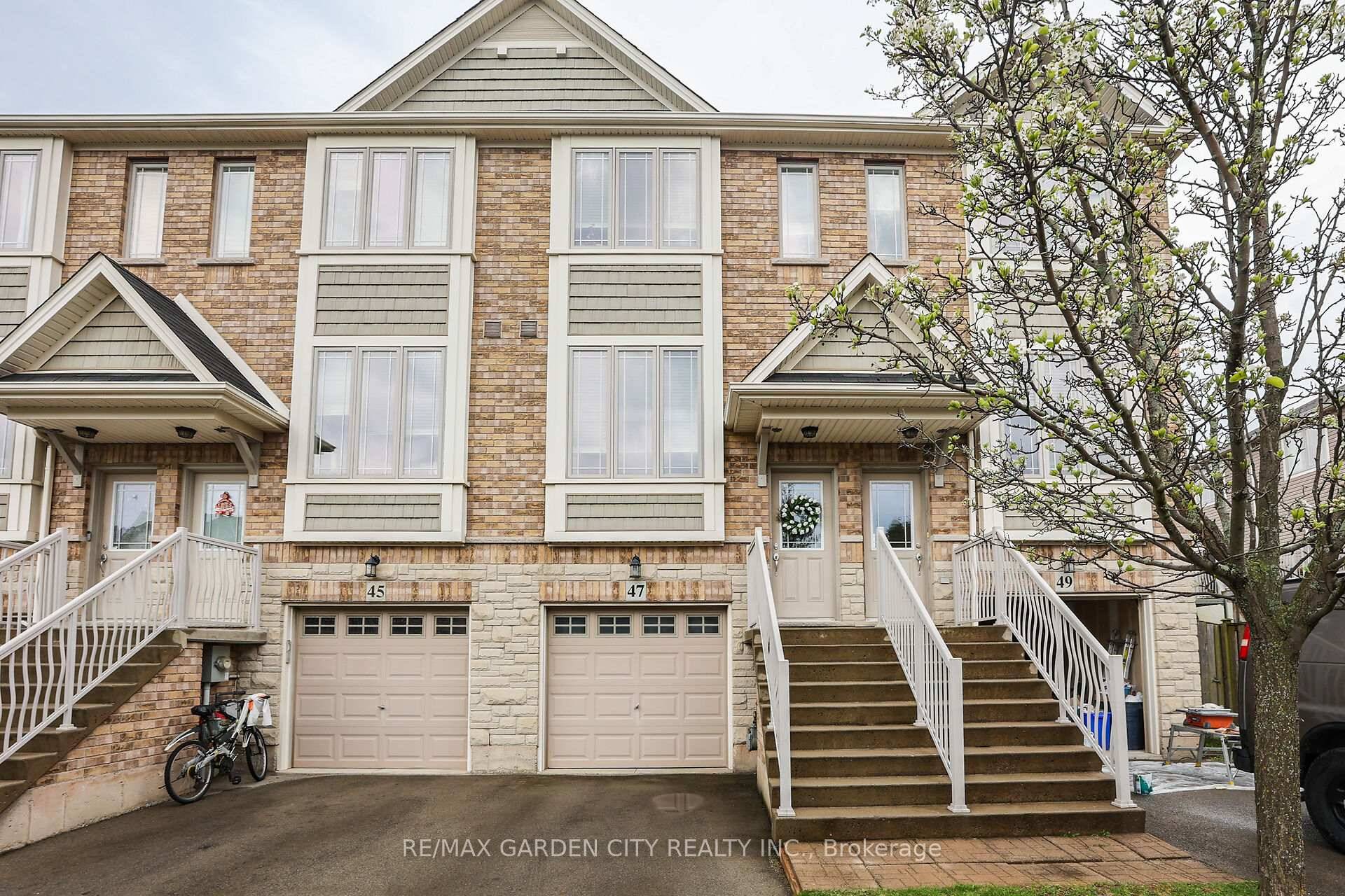 Welcome to Unit 47 at 8 Hemlock Way, a beautifully maintained 2 bedroom townhome nestled in a quiet, sought after Grimsby neighbourhood.