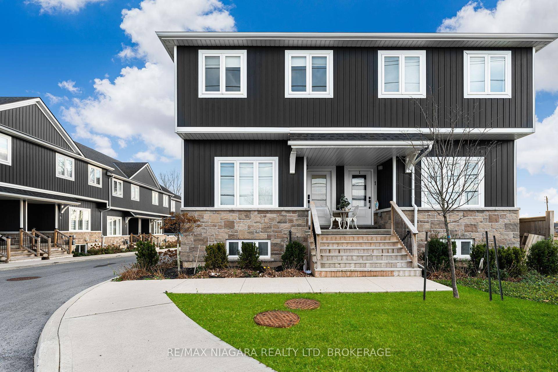 Welcome ! We have a beautiful two storey house for lease with two cozy bedrooms, each having its own ensuite bathroom.