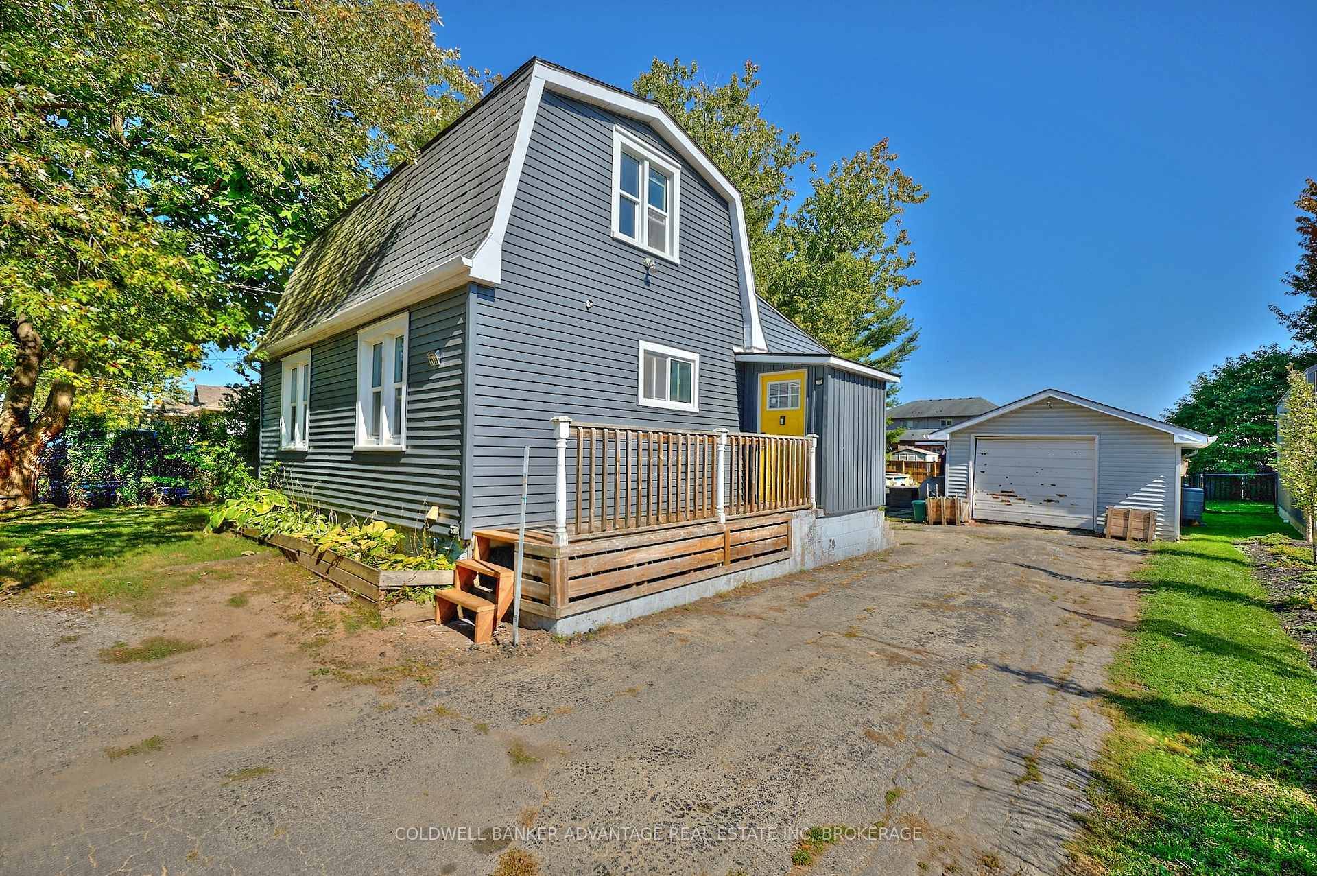 1123 Pelham Street in Fonthill, Ontario, presents a fantastic opportunity for both first time buyers and investors.