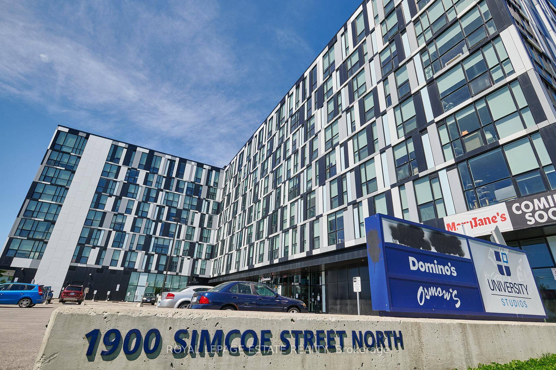 Fully Furnished, Bright, Bachelor Unit Located Conveniently Next to the University of Ontario Institute of Technology and Durham College Campus.