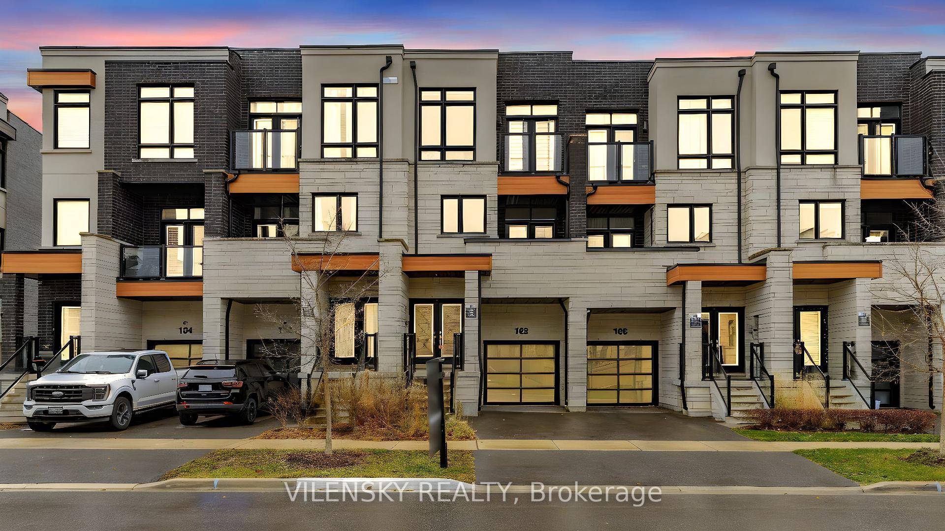 Stunning 3 Storey Townhome In The Prestigious Community In The Valleys Of Thornhill !