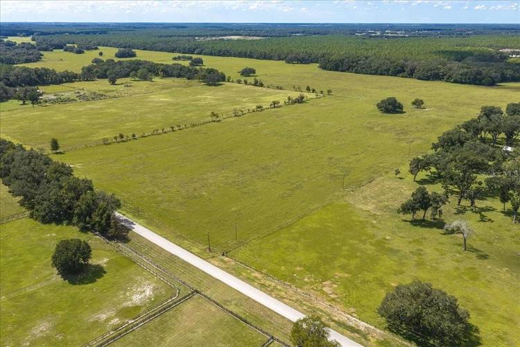 RARE GEM IN CENTRAL FLORIDA'S HORSE CATTLE COUNTRY !