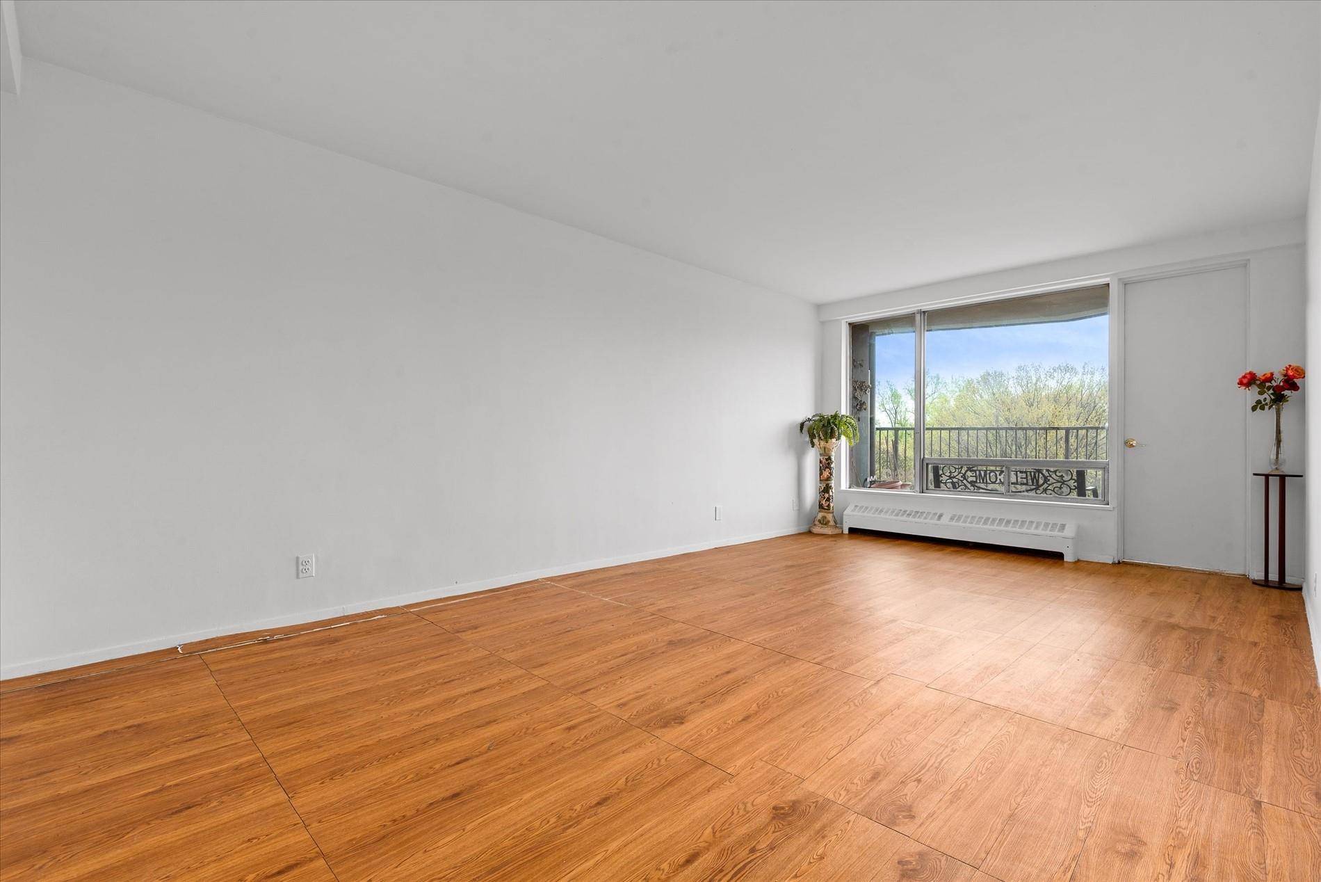 We are happy to present a spacious 2 bedroom unit for sale in Glendale s only high rise building, Forest View Crescent.