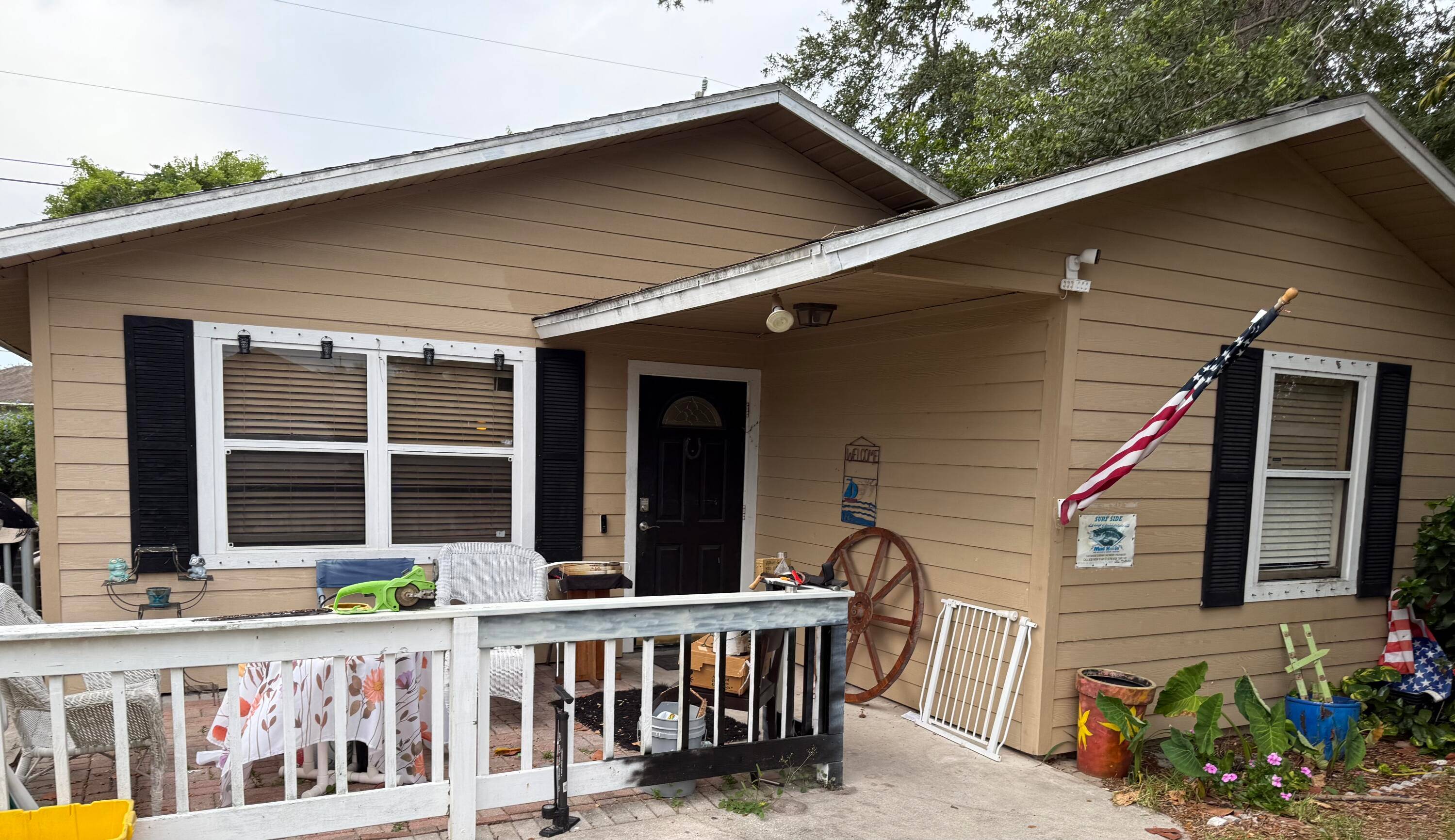Charming Fixer Upper with Big Potential !