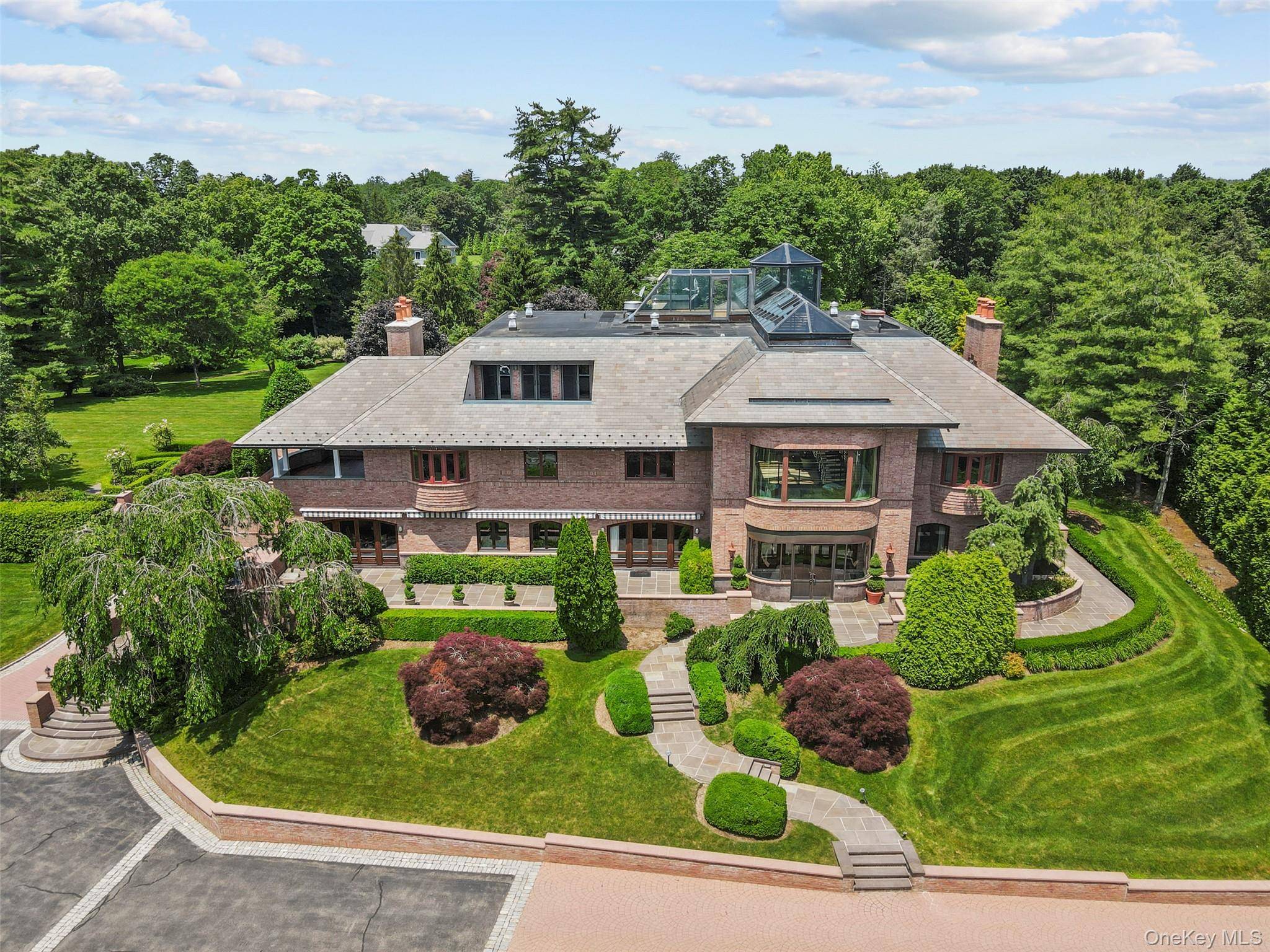 Unrivaled grandeur with an idyllic Tuscan countryside vibe !