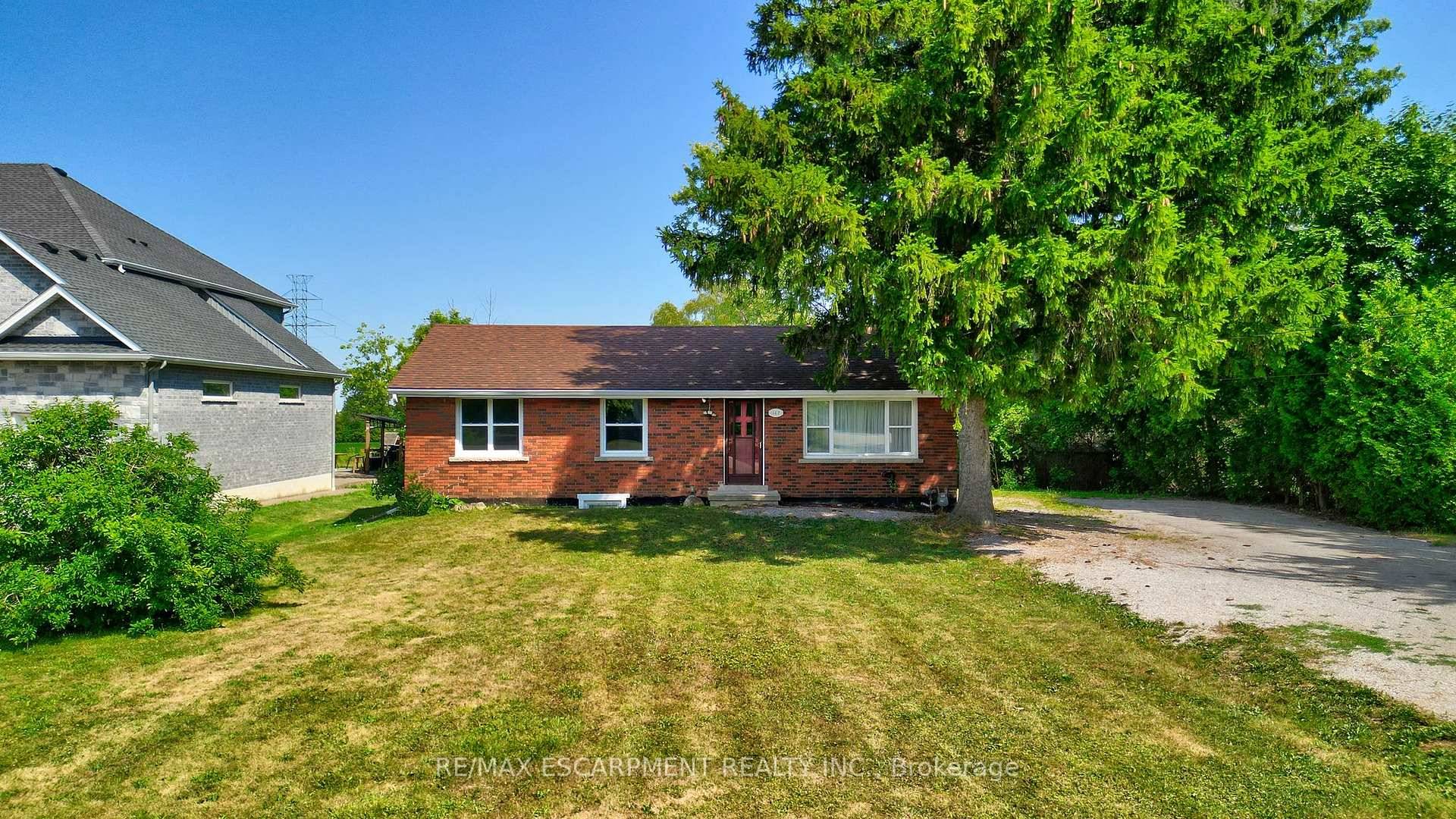 Welcome to your private retreat just seconds from city conveniences !