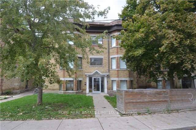 A cozy, quiet 6 plex situated in Bickford Park.