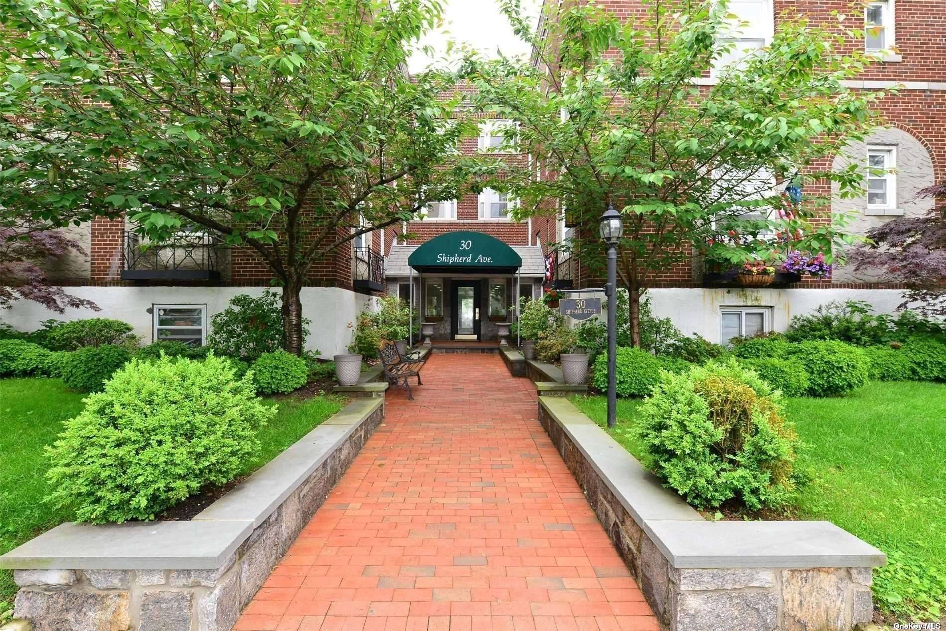 Co op in Lynbrook School District 21, Large 1 bedroom Co op with Laundry Room, Walk In Storage unit and Large backyard with Gazebo and BBQ.