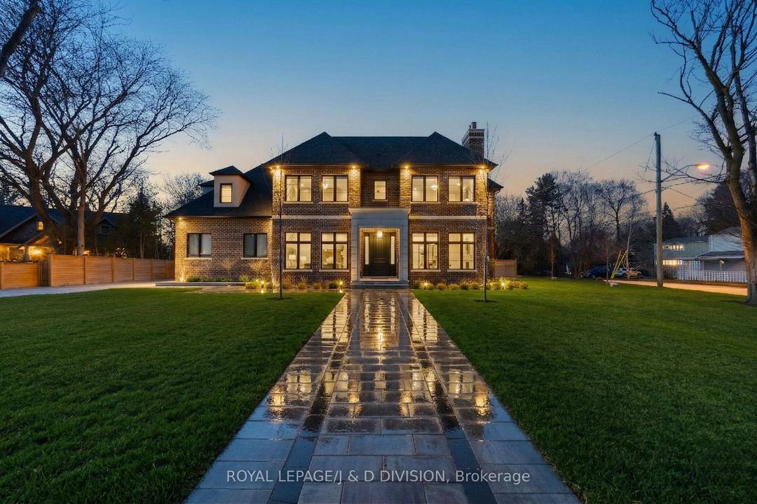 A striking residence, architecturally designed by the renowned Peter Higgins.