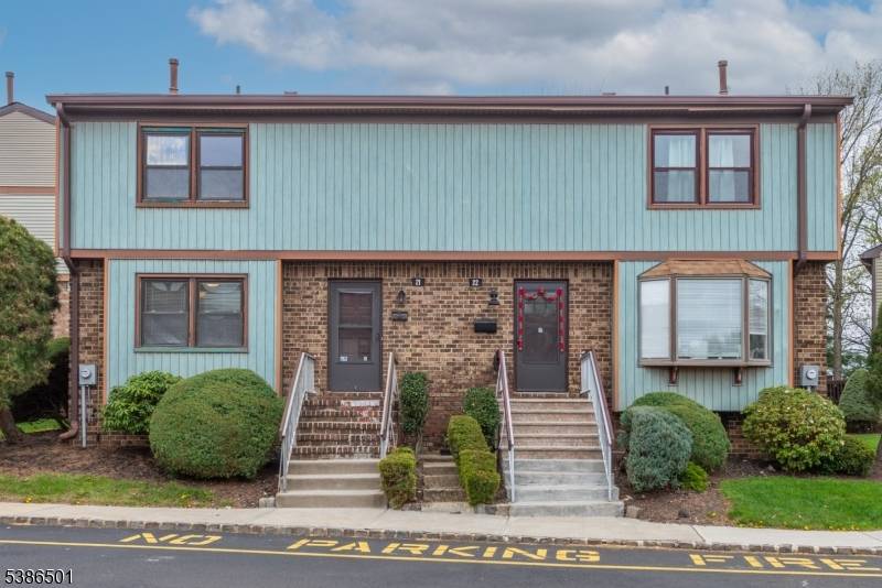 Discover this spacious townhome in the prestigious Highview Manor Community !