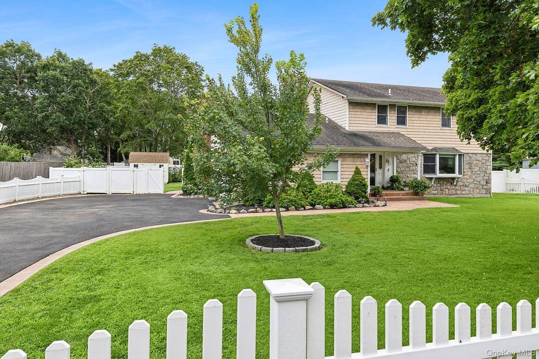 Enjoy the U. S Golf Open while staying nearby in this wonderful, newly renovated 4 bedrooms and 2 1 2 bathroom home situated with easy access to Southampton.