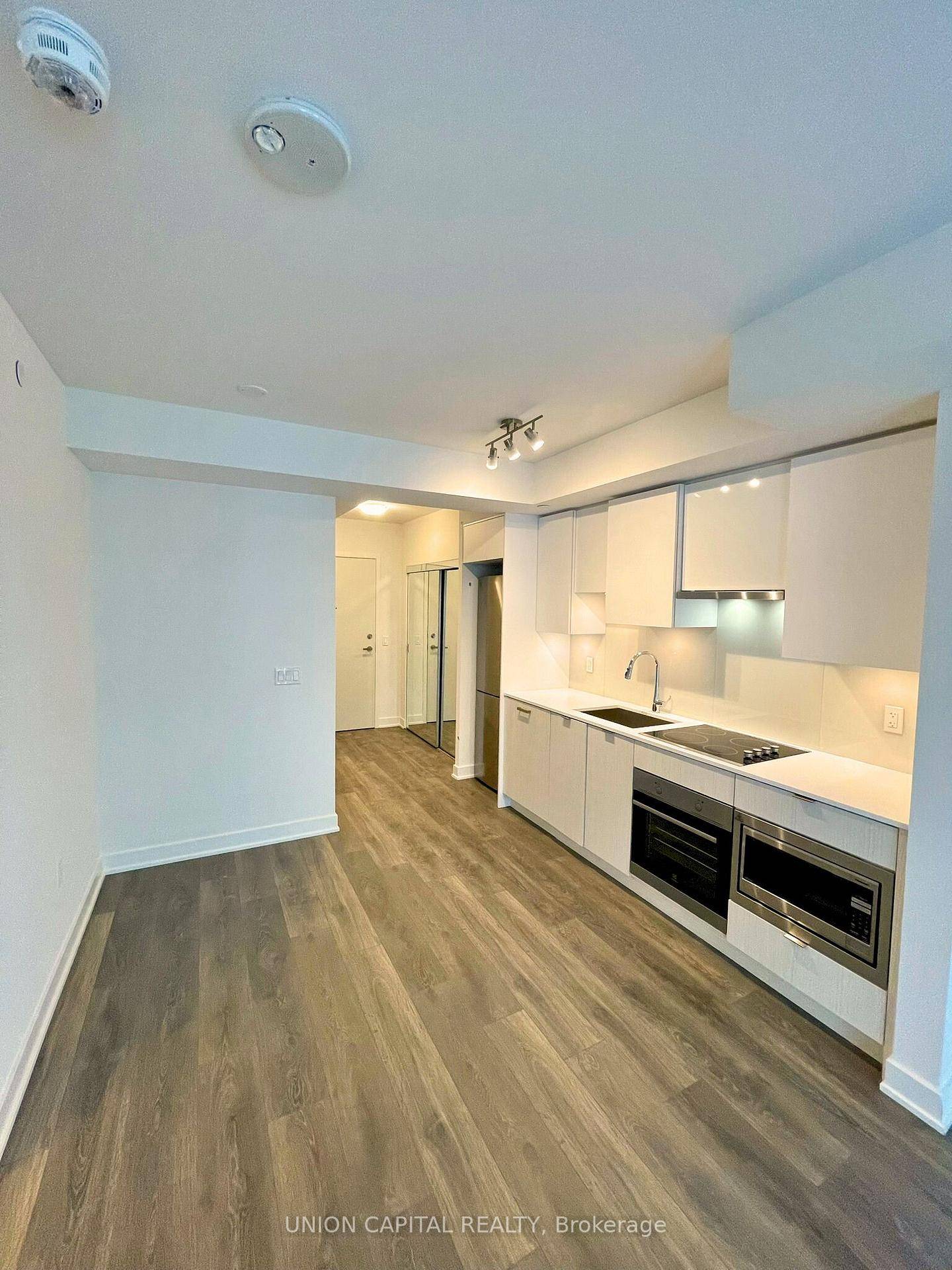 Welcome to CityLights on Broadway, a vibrant newer condo apartment at prime Yonge amp ; Eglinton.