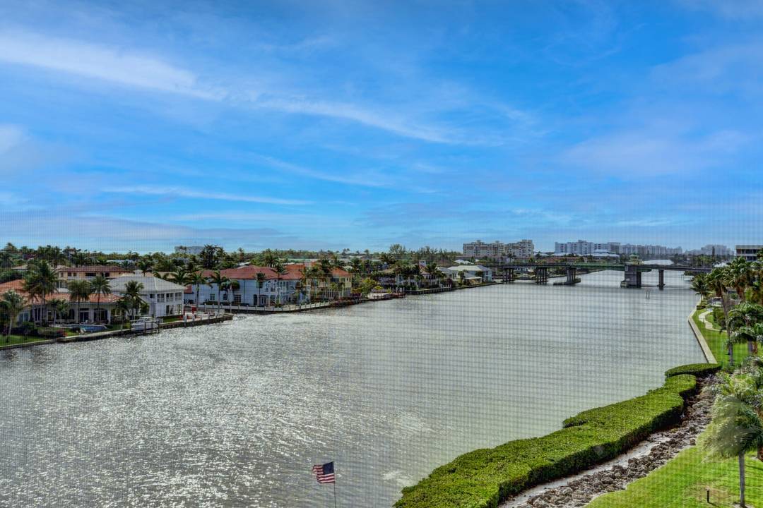 Views views views ! This 2 2 waterfront penthouse is a prime vacation rental in Delray Beach, available from December 1st to May 31st.
