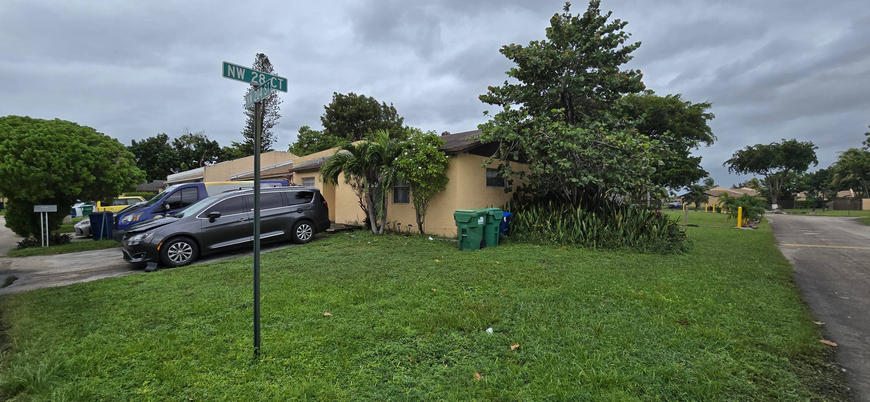 NEW ROOF, NEW PAINT, NEW APPLIANCES, NEW BATHROOM NEW HOT WATER TANK, NEW ELECTRAL PANEL, NEW DRIVEWAYBig 3 bedroom 2 bath home 1 2 duplex ready to move in.